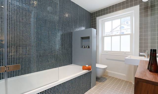 toilettes séparées de la salle de bain