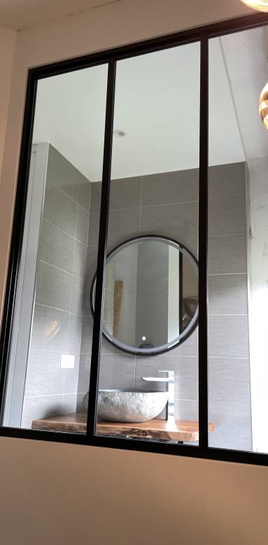 verrière séparative entre la chambre et la salle de bain