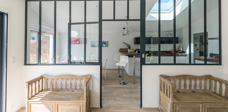 Verrière d'interieur entre cuisine et salon avec porte centrale