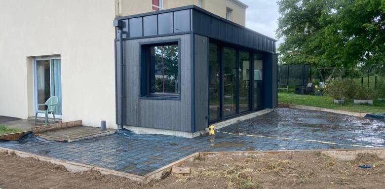 Extension de maison en ossature bois et bardage imitation zinc quartz à joints debout - Nantes (44)