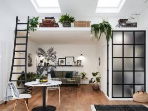 Mezzanine avec échelle accès sous toiture