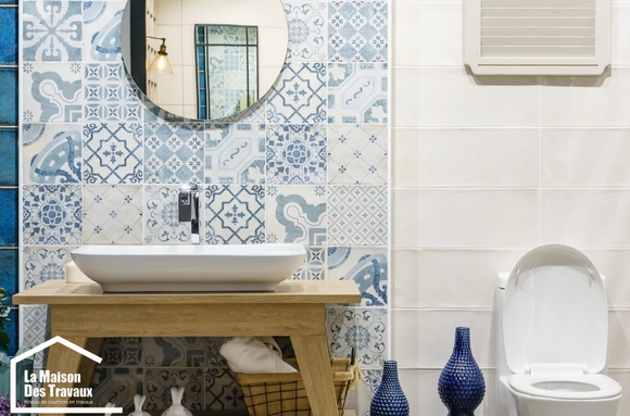 Une petite salle de bain