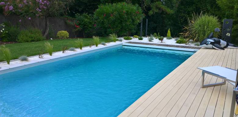 Quel revêtement de sol choisir autour de la piscine ?