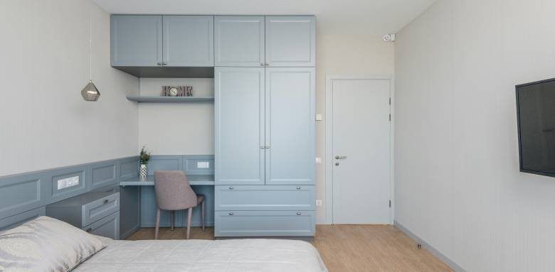 Très joli meuble sur-mesure, qui permet d'avoir un bureau et des rangements