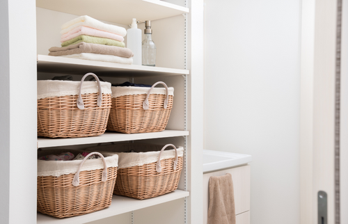 panier en rotin organiser salle de bain