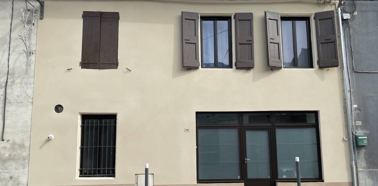 Un jaune pâle qui se marie très bien avec les volets foncés, à Tencin