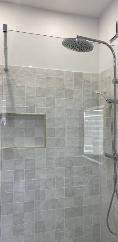 Rénovation d'une salle de bain, faïence zellige et couleur neutre 