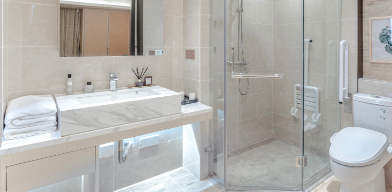 Petite salle de bain, grand défi : toutes les astuces pour un aménagement réussi.