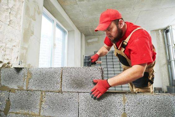 Choisir un maçon - construction d'un mur intérieur en parpaings - Hyères 83