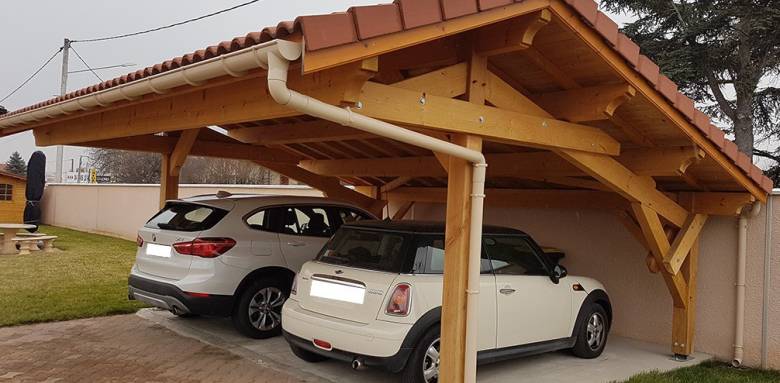 Carport en bois adossé à un mur