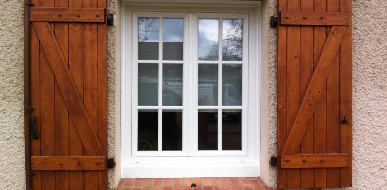 Menuiserie PVC avec volets bois