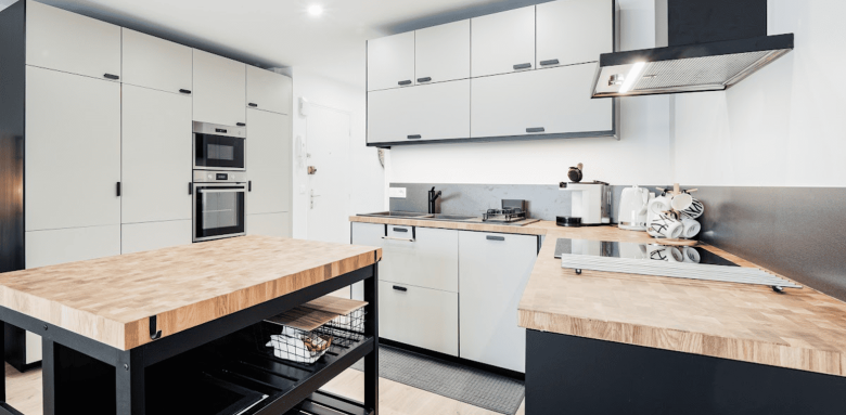 Aménagement de cuisine avec îlot central bois et métal - Cholet 49