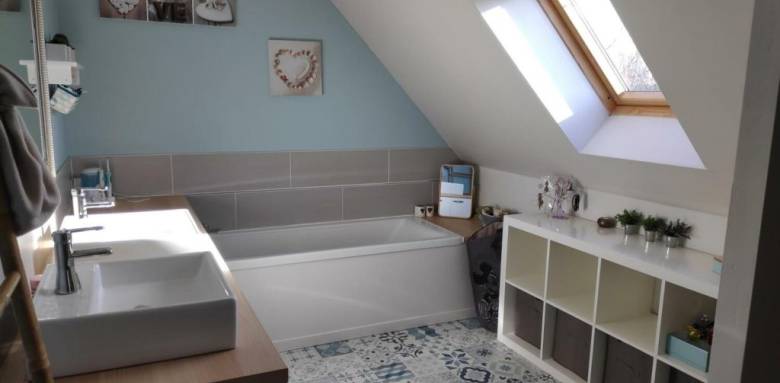 Dalle de bain baignoire er douche sous combles Vélux 
