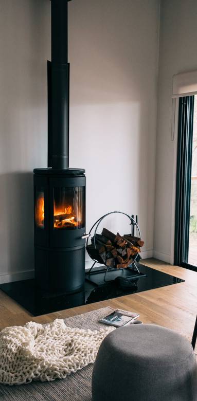 poêle à bois avec protection sur le sol en parquet