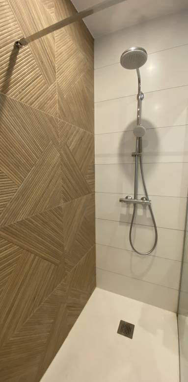 Création d'une salle de bain, carrelage texturé à La Madeleine 