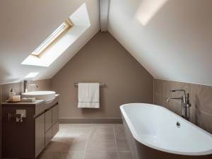 Aménager une salle de bain sous les combles