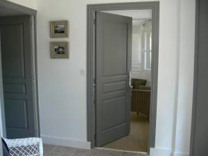 porte et contours de porte assortis, gris