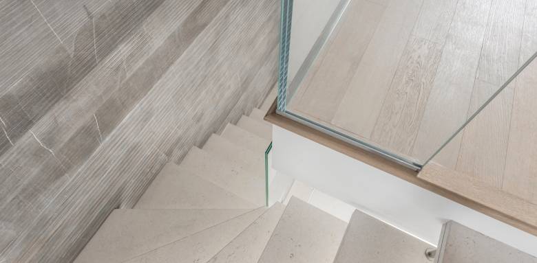 escalier pierre et verre