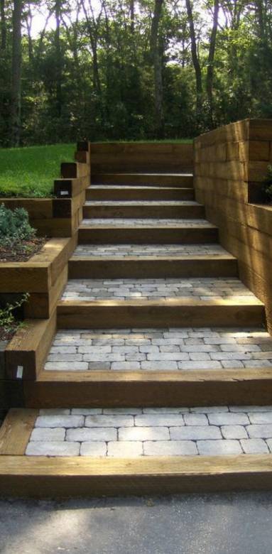 Escalier extérieur en grand pas dallés avec bordures bois