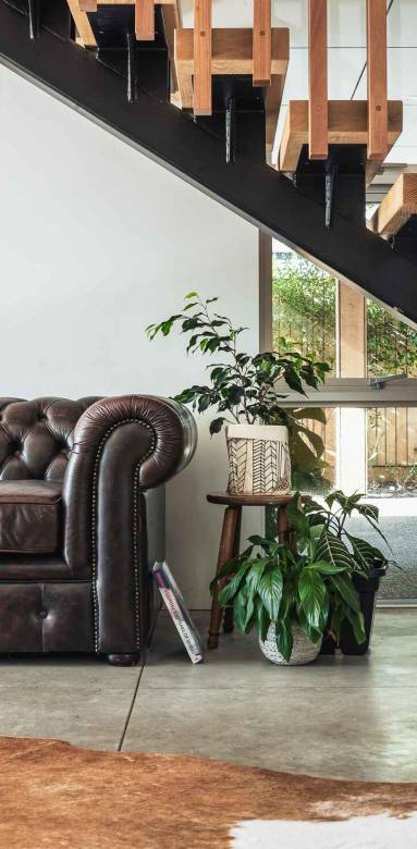 Un salon avec un sol en béton ciré