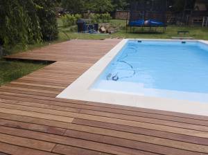 Plage de piscine bois avec margelles PVC