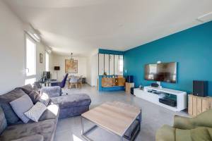 Du pers avec ce mur turquoise dans le salon