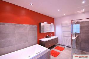 Plafond tendu dans une salle de bain