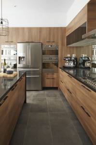 Cuisine avec îlot central et mobilier en bois - Hyères 83