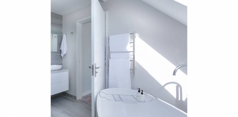 Installer un sèche-serviette dans une salle de bain sur Thue et Mue 14210