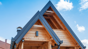 Une charpente rénovée pour garantir la solidité et la longévité de votre maison.