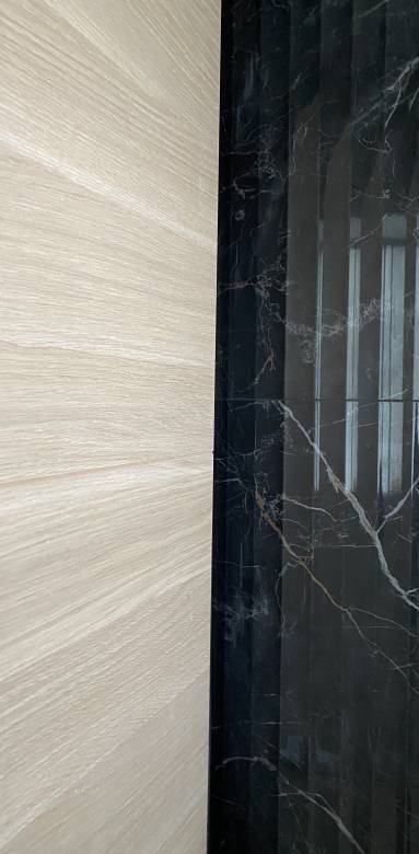 Rénovation d'une salle de bain, couleur profonde et matériau naturel