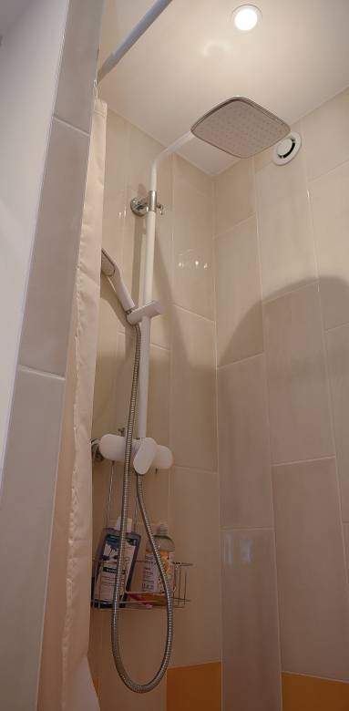 douche dans un studio de 15 à 16 m² à Paris