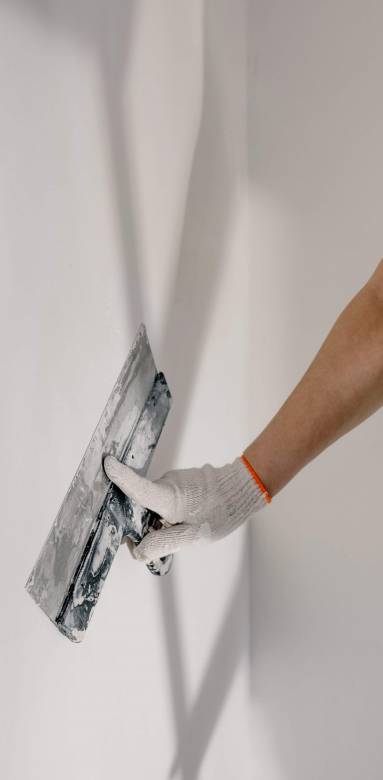 Application d'un tadelakt blanc sur les murs