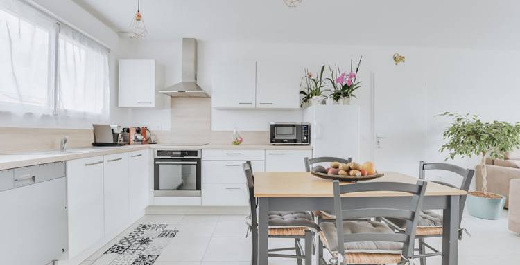 Aménager un espace repas dans la cuisine avec une table à manger classique - Pornic 44