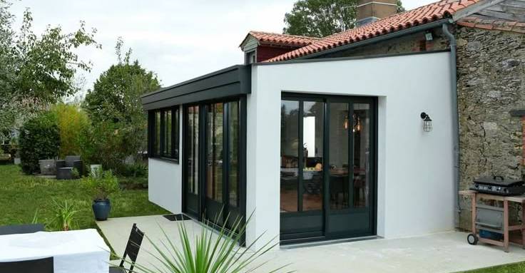 Extension bois vs extension maçonnée : quel choix pour agrandir sa maison ?