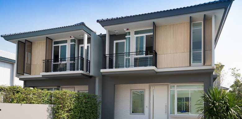 La construction de maisons mitoyennes.