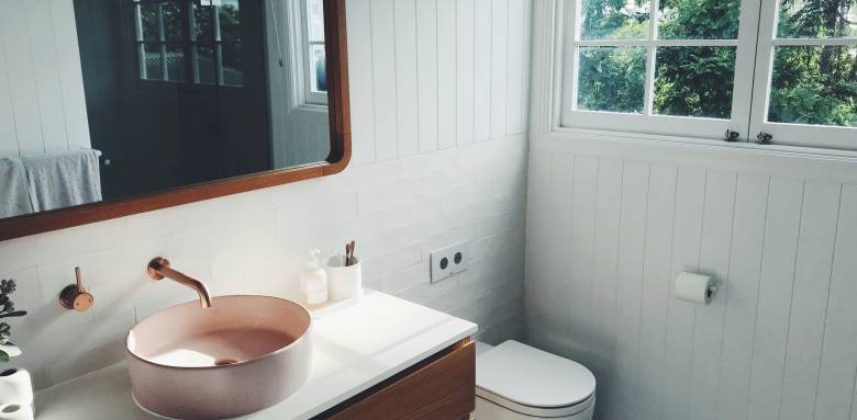 Aménager une salle de bain sous les combles : guide complet pour un espace pratique et esthétique