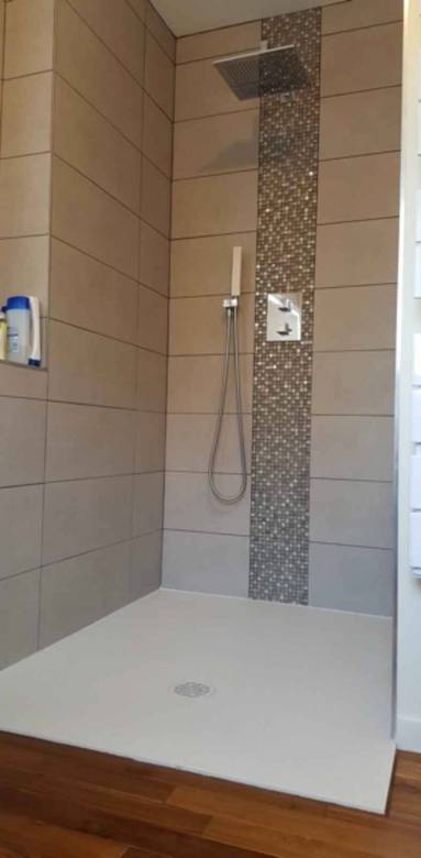 Douche à l'italienne de plain-pied dans salle de bain rénovée - Bouc-Bel-Air (13)
