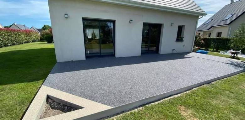 terrasse extérieure en béton désactivé avec finition en gravillons durable et facile à entretenir