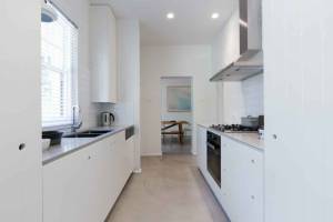 Aménager une cuisine couloir - La Maison Des Travaux Savigny-sur-Orge