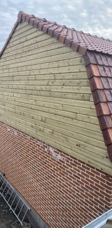 Finition bardage bois sur cette extension de fermette à Marcq-en-Baroeul