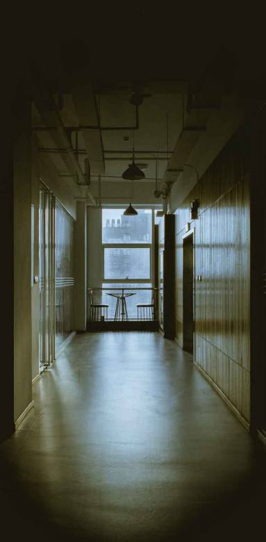 Un couloir avec un sol en béton ciré 