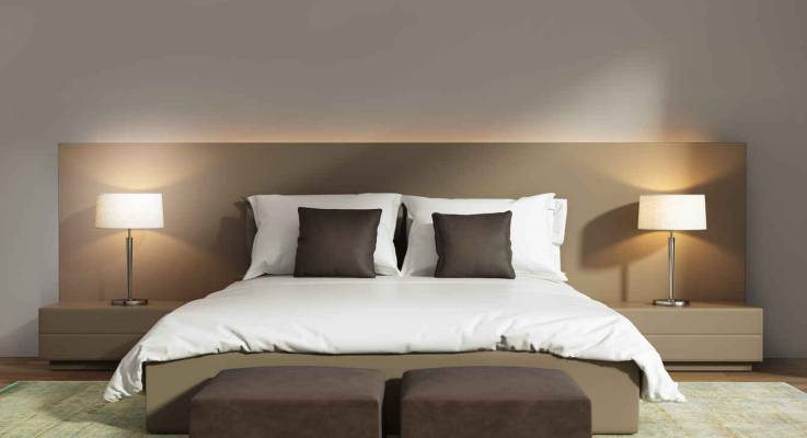 Une chambre d'hôtel tendance respectant les nomes