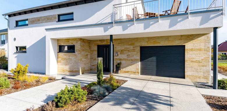 Maison contemporaine à toit traditionnel et plat en terrasse