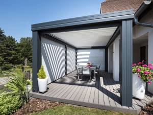 Pergola bioclimatique autoportée ferméture des 4 parois latérales 
