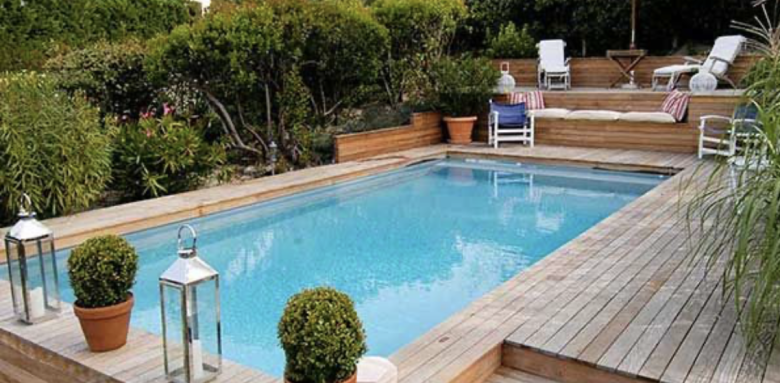 piscine hors sol avec plage de piscine en bois