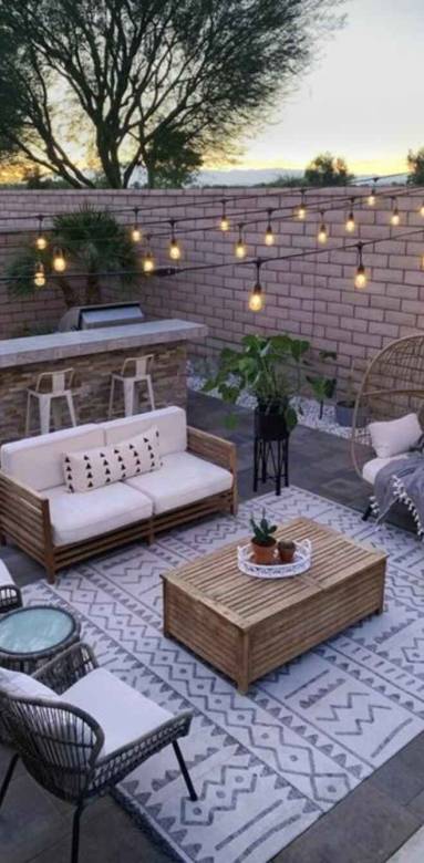 Terrasse aménagée avec guirlande lumineuse