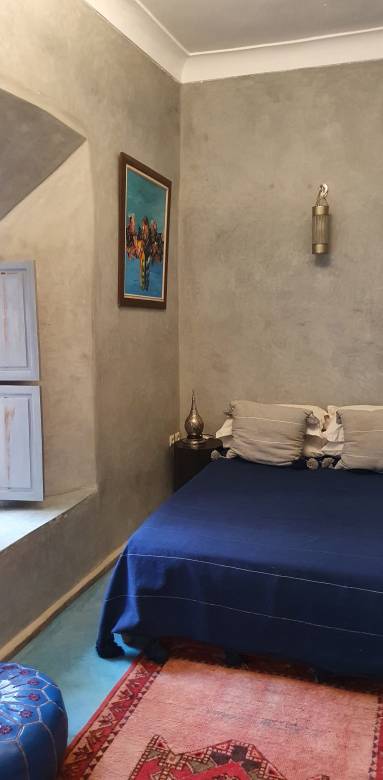 Tadelakt gris dans une chambre d'un Riad à Marrakech