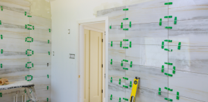 Pose de carrelage mural