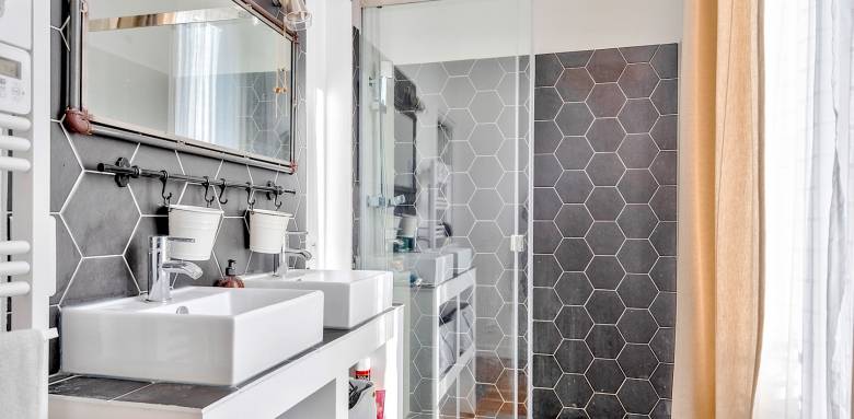  Salle d'eau d'une suite parentale à Grosrouvre